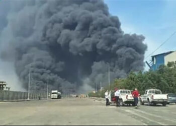 إعلام إيراني: الدفاعات الجوية تتصدى لأهداف معادية في محافظة خوزستان