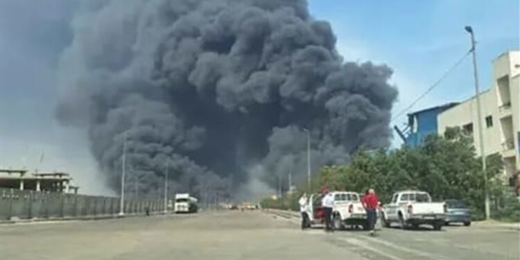 إعلام إيراني: الدفاعات الجوية تتصدى لأهداف معادية في محافظة خوزستان