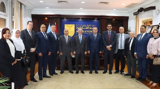 جامعة الإسكندرية ومصلحة الجمارك يوقعان بروتوكول تعاون لتعزيز الاستثمار في العنصر البشري