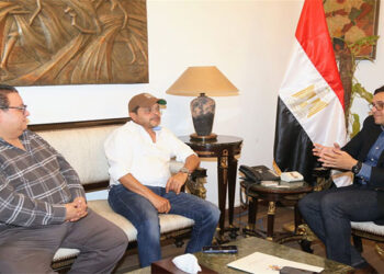 وزير الثقافة يلتقي النجم محمد هنيدي لبحث تقديم عروض مسرحية بالمحافظات