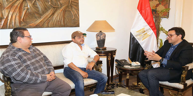 وزير الثقافة يلتقي النجم محمد هنيدي لبحث تقديم عروض مسرحية بالمحافظات