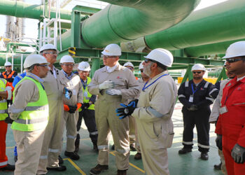 وزير البترول خلال تفقده المراحل النهائية لأعمال تجهيزات سفينة التغييز “Energos Eskimo”
