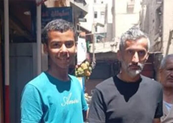 ريبيرو مدرب الأهلي يتجول فى شارع المعز ويلتقط صورا مع الجماهير