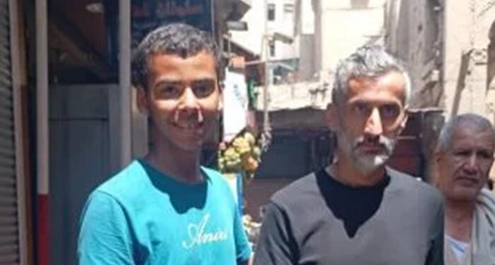 ريبيرو مدرب الأهلي يتجول فى شارع المعز ويلتقط صورا مع الجماهير