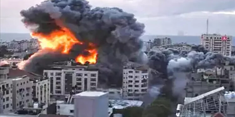 إعلام إسرائيلي: دوي انفجارات في تل أبيب والقدس بسبب الصواريخ الإيرانية