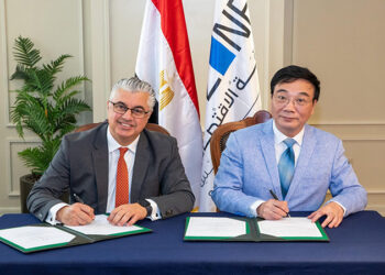 رئيس اقتصادية قناة السويس يوقع عقد مشروع شركة “كومفلى هونج كونج” الصينية