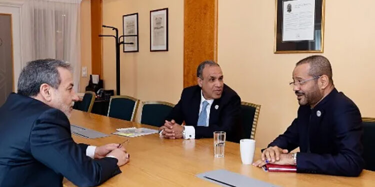 وزﯾﺮ اﻟﺨﺎرﺟﯿﺔ والهجرة ﯾﻌﻘﺪ اﺟﺘﻤﺎعًا ﺛﻼثيًا مع وزﯾﺮي ﺧﺎرﺟﯿﺔ ﻋﻤﺎن وإﯾﺮان