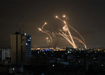 تل أبيب تتعرض لقصف صاروخي