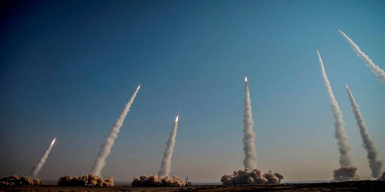 صواريخ إيرانية تقصف قاعدة نيفاتيم الجوية الإسرائيلية في النقب