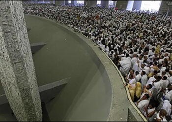 بعد عرفات والمزدلفة ..الحجاج يرمون جمرة العقبة