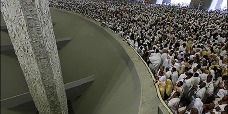 بعد عرفات والمزدلفة ..الحجاج يرمون جمرة العقبة