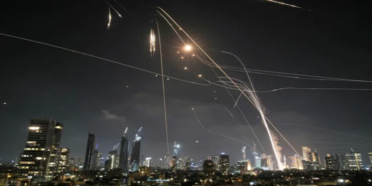 إعلام إسرائيلي: رصد موجة جديدة من الصواريخ الإيرانية