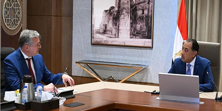 رئيس الوزراء يلتقى وزير البترول والثروة المعدنية لمتابعة عدد من ملفات العمل