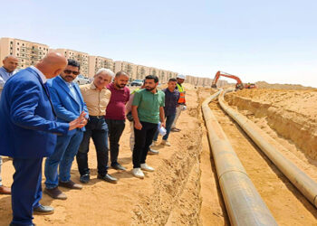 وزير الإسكان يتابع مشروعات المرافق الجاري تنفيذها بالعبور الجديدة والأراضي المضافة لها