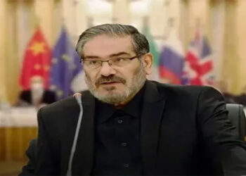 شمخاني في رسالة إلى خامنئي: أنا حي ومستعد للتضحية بحياتي