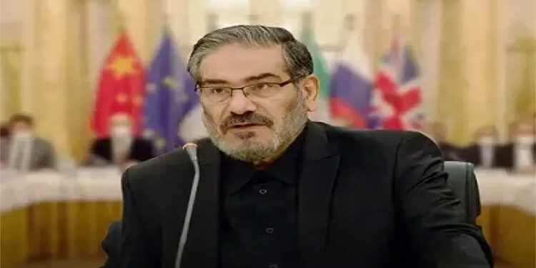 شمخاني في رسالة إلى خامنئي: أنا حي ومستعد للتضحية بحياتي