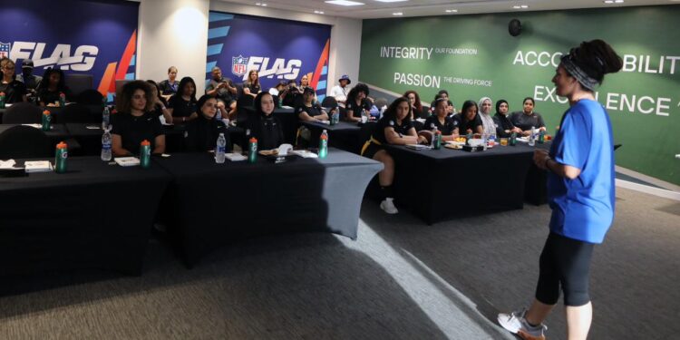 دوري كرة القدم الأمريكية ينظم دورة تدريبية لمدربات كرة القدم العلم في مصر