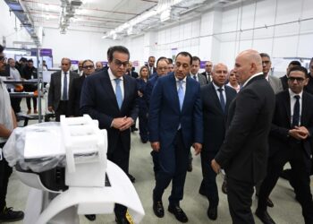 رئيس الوزراء يتفقد مشروع إنشاء أول مصنع في مصر والشرق الأوسط لإنتاج أجهزة السونار والرنين المغناطيسي