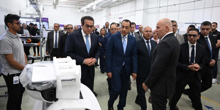 رئيس الوزراء يتفقد مشروع إنشاء أول مصنع في مصر والشرق الأوسط لإنتاج أجهزة السونار والرنين المغناطيسي