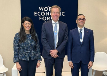 المشاط تبحث مع رئيس المنتدى الاقتصادي العالمي (WEF) تأثير التطورات العالمية والإقليمية
