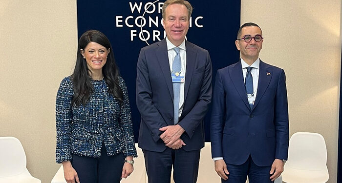 المشاط تبحث مع رئيس المنتدى الاقتصادي العالمي (WEF) تأثير التطورات العالمية والإقليمية