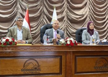 وزير الصناعة والنقل يبحث مع محافظ الجيزة ومستثمري المنطقة أبرز المشكلات والتحديات بالمنطقة وسبل حلها