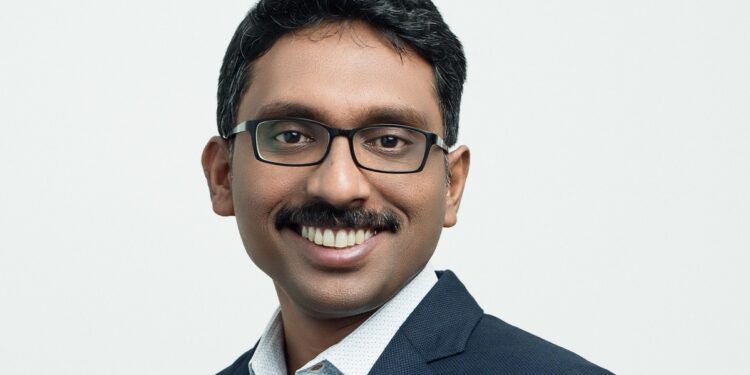 وزير الإسكان يتفقد أعمال تطوير المحاور والطرق الرئيسية ومشروعا سكنيا ومحطة صرف صحي بمدينة بدر