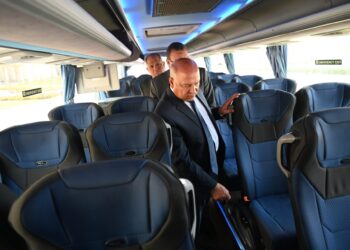 وزير الصناعة والنقل يتفقد عدد 20 حافلة مرسيدس جديدة تم إنتاجها محليًا