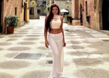 ناهد السباعي تثير الجدل بإطلالة جريئة