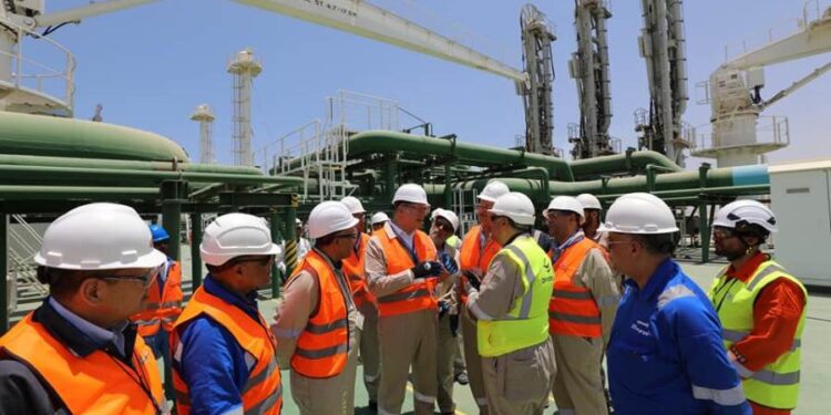 وزير البترول يجري زيارة تفقدية إلى موقع استقبال سفينة التغييز الثالثة بميناء العين السخنة