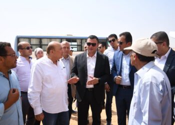 وزير الإسكان يتفقد مشروع الإسكان الأخضر وتطوير شبكة الصرف الصناعي بالمنطقة الصناعية A1