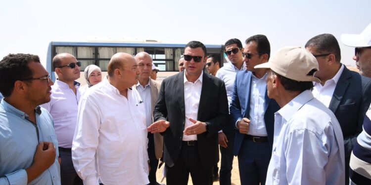 وزير الإسكان يتفقد مشروع الإسكان الأخضر وتطوير شبكة الصرف الصناعي بالمنطقة الصناعية A1