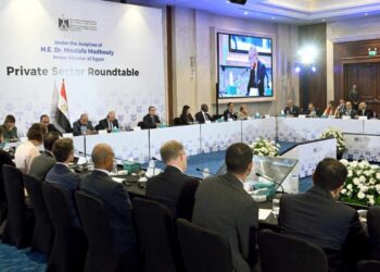 رئيس الوزراء يترأس مائدة مستديرة بعنوان “الإصلاحات الهيكلية لتعزيز تنافسية القطاع الخاص”