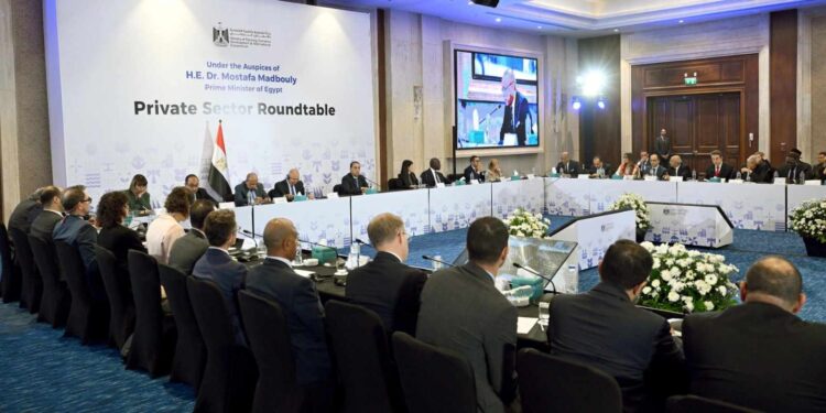 رئيس الوزراء يترأس مائدة مستديرة بعنوان “الإصلاحات الهيكلية لتعزيز تنافسية القطاع الخاص”