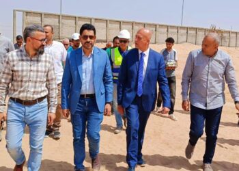 وزير الإسكان يتابع مشروعات المرافق الجاري تنفيذها بالعبور الجديدة والأراضي المضافة لها