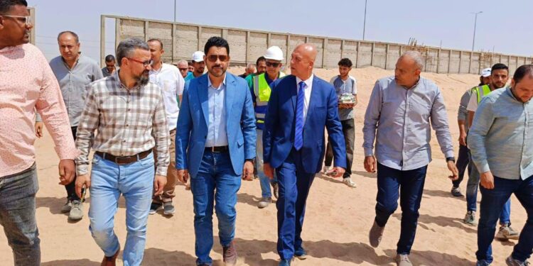 وزير الإسكان يتابع مشروعات المرافق الجاري تنفيذها بالعبور الجديدة والأراضي المضافة لها