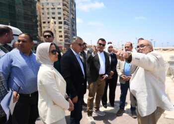 وزير الإسكان ومحافظ الإسكندرية يتفقدان مشروع توسعة وتطوير كورنيش محافظة الإسكندرية وترميم واجهات بعض العقارات بالكورنيش