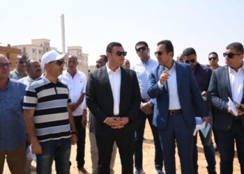 وزير الإسكان يبدأ جولة تفقدية بالعاشر من رمضان ويتفقد الطرق والمحاور ومشروع ديارنا السكني