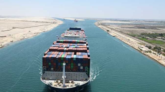 الفريق أسامة ربيع: عودة تدريجية لسفن الحاويات العملاقة إلى قناة السويس