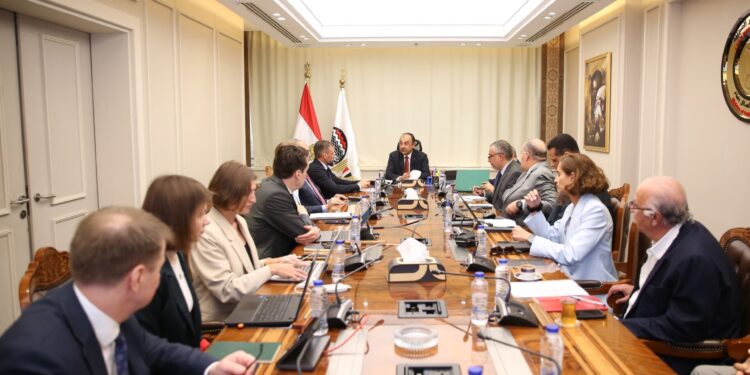وزير قطاع الأعمال العام يبحث مع تحالف بقيادة “روسال” الروسية سبل التعاون في مجال الألومنيوم