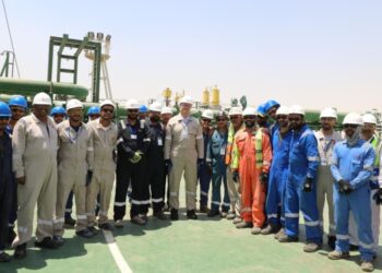 وزير البترول يتفقد تجهيزات سفينة التغييز “Energos Eskimo” بميناء العين السخنة