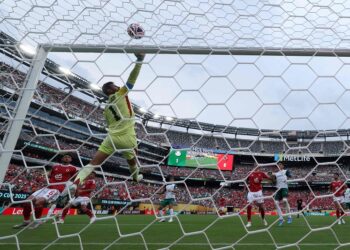 بالميراس يهزم الأهلي بثنائية نظيفة في أجواء طقس عاصفة