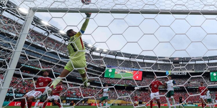 بالميراس يهزم الأهلي بثنائية نظيفة في أجواء طقس عاصفة