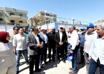 وزير الإسكان ومحافظ المنيا يتفقدان محطة معالجة صرف صحي برطباط بمركز مغاغة ضمن المبادرة الرئاسية “حياة كريمة”