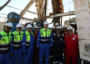 وزير البترول يجري جولة ميدانية بموقع شركة بتروشهد بالصحراء الغربية لتفقد سير العمليات الإنتاجية