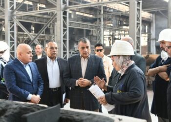 وزير الإنتاج الحربي يتابع سير العملية الإنتاجية بشركة حلوان للمسبوكات (مصنع 9 الحربي)