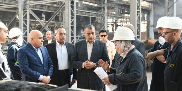 وزير الإنتاج الحربي يتابع سير العملية الإنتاجية بشركة حلوان للمسبوكات (مصنع 9 الحربي)