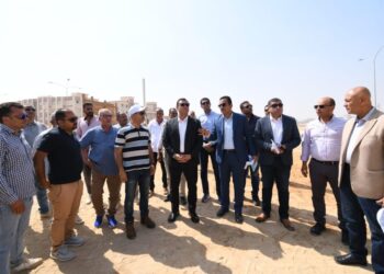 وزير الإسكان يبدأ جولة تفقدية بالعاشر من رمضان ويتفقد الطرق والمحاور ومشروع ديارنا السكني بالمدينة