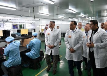 مدبولي يقوم بجولة فى مشروع تصنيع أجهزة شاشات التليفزيون والهواتف المحمولة بمصنع “صافي جروب”