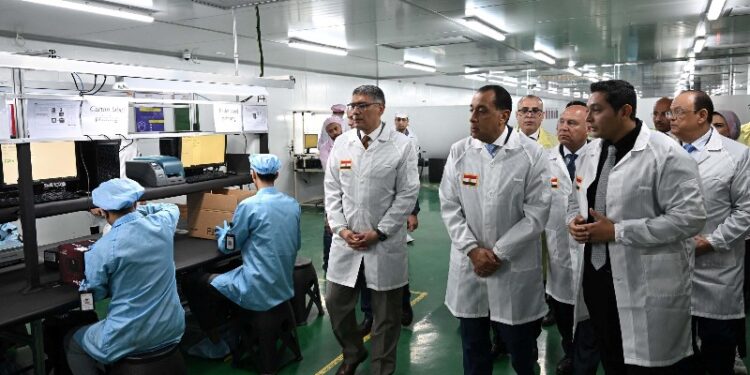 مدبولي يقوم بجولة فى مشروع تصنيع أجهزة شاشات التليفزيون والهواتف المحمولة بمصنع “صافي جروب”
